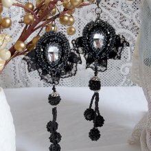 BO Abendkleid bestickt mit Swarovski-Kristallen, sehr alte schwarze Spitze, runde Perlen gewebt mit Pailletten und Rocailles